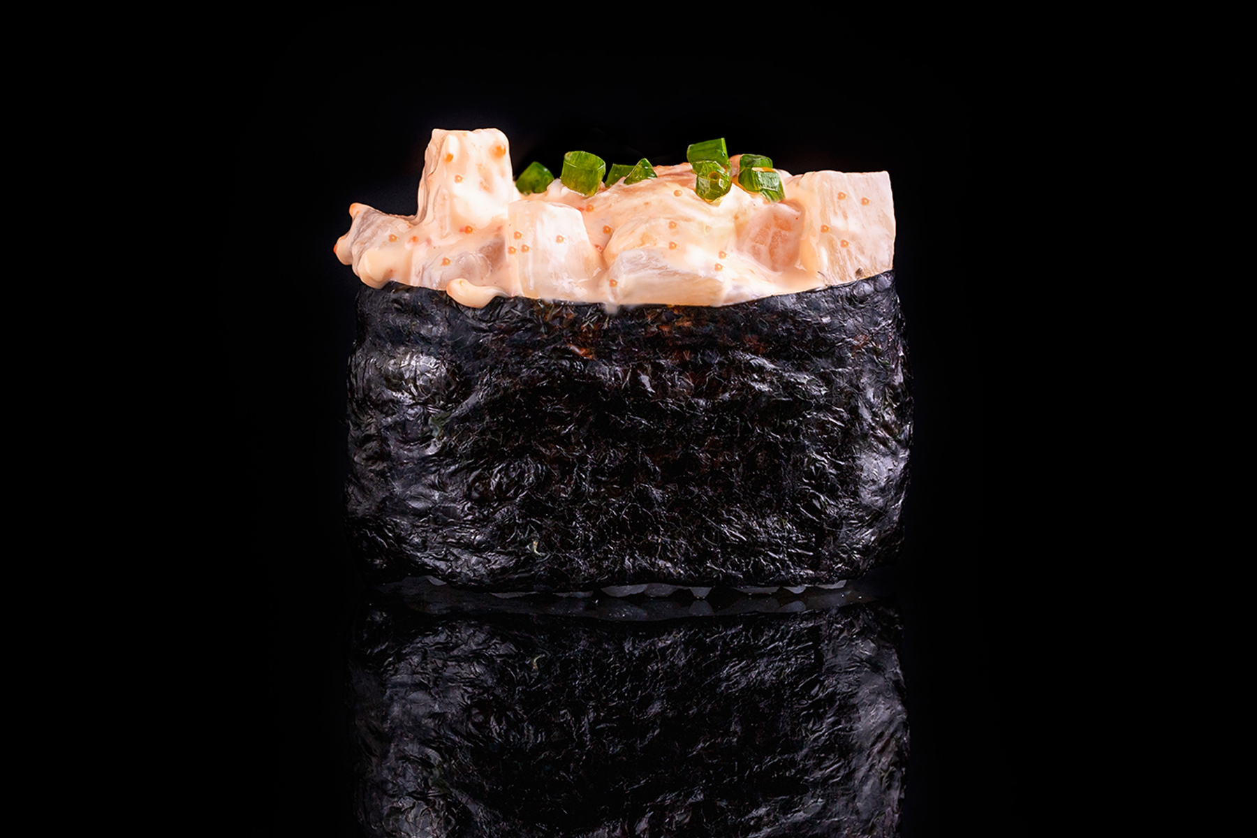 Острые суши с гребешком и луком сибулет