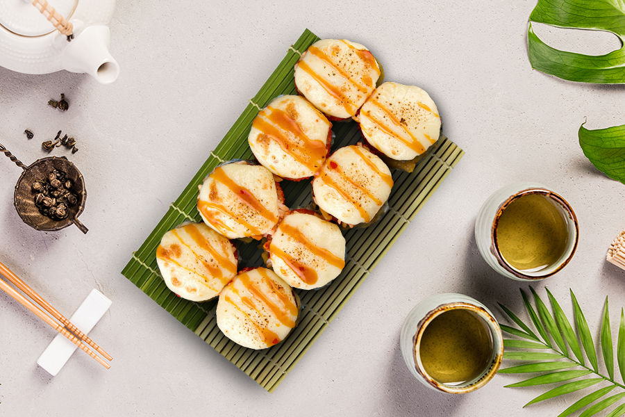 Горячий ролл с крабом и сыром моцарелла